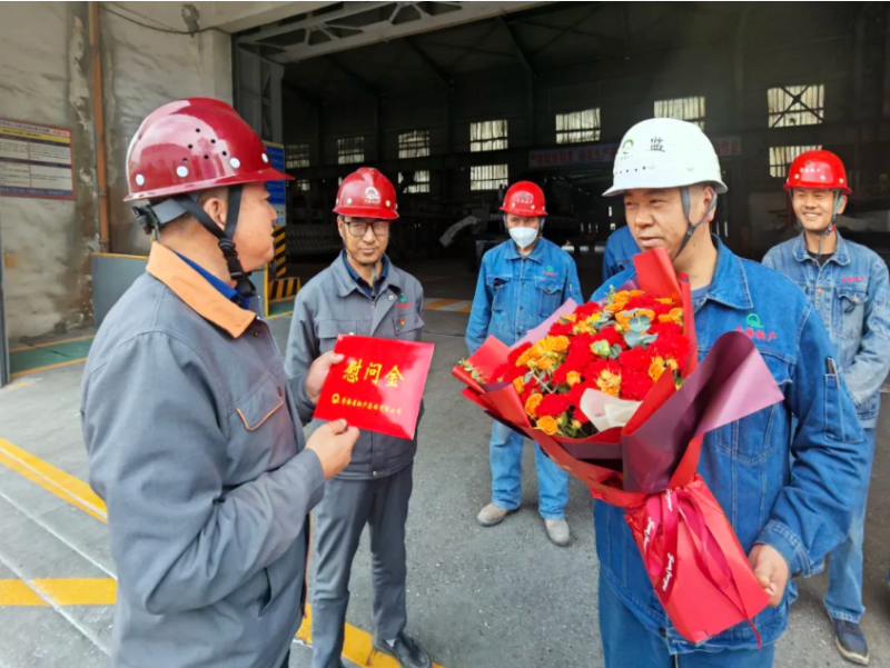 集團領(lǐng)導(dǎo)&ldquo;五一&rdquo;節(jié)前看望慰問新晉行業(yè)勞模